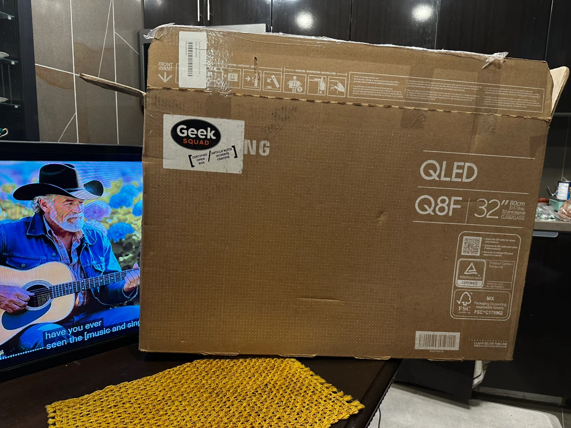 Toshiba 32-inch LCD TV - photo 2