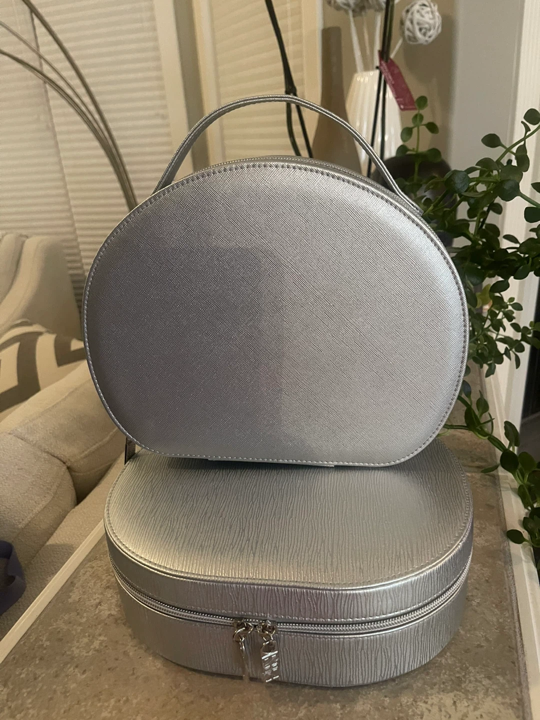 2 Silver Round Cosmetic Cases - photo 3