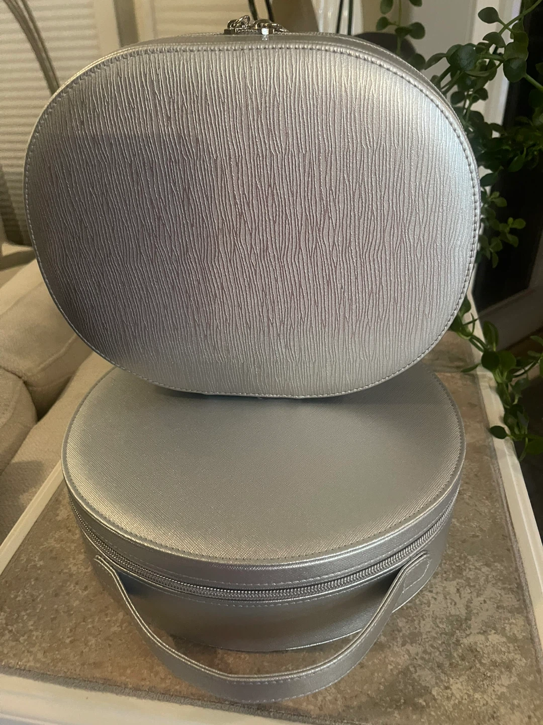 2 Silver Round Cosmetic Cases - photo 4