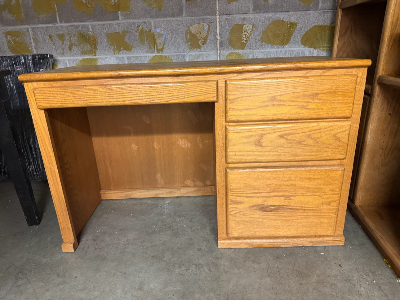 Oak wood office desk with drawers