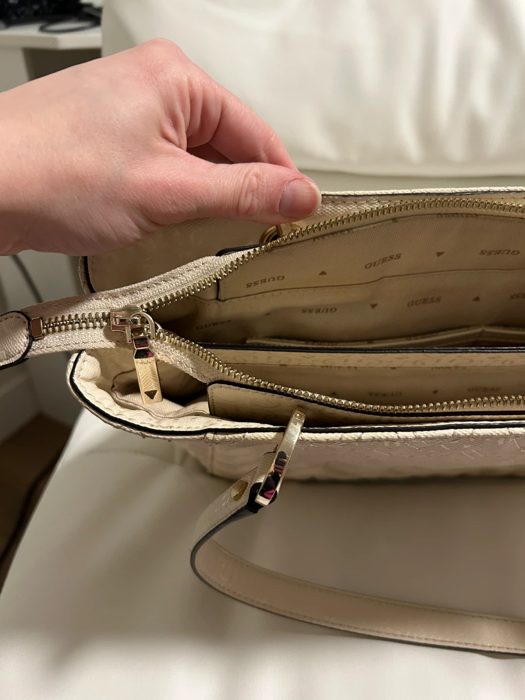 Guess Cream Chevron Shoulder Bag - photo 3