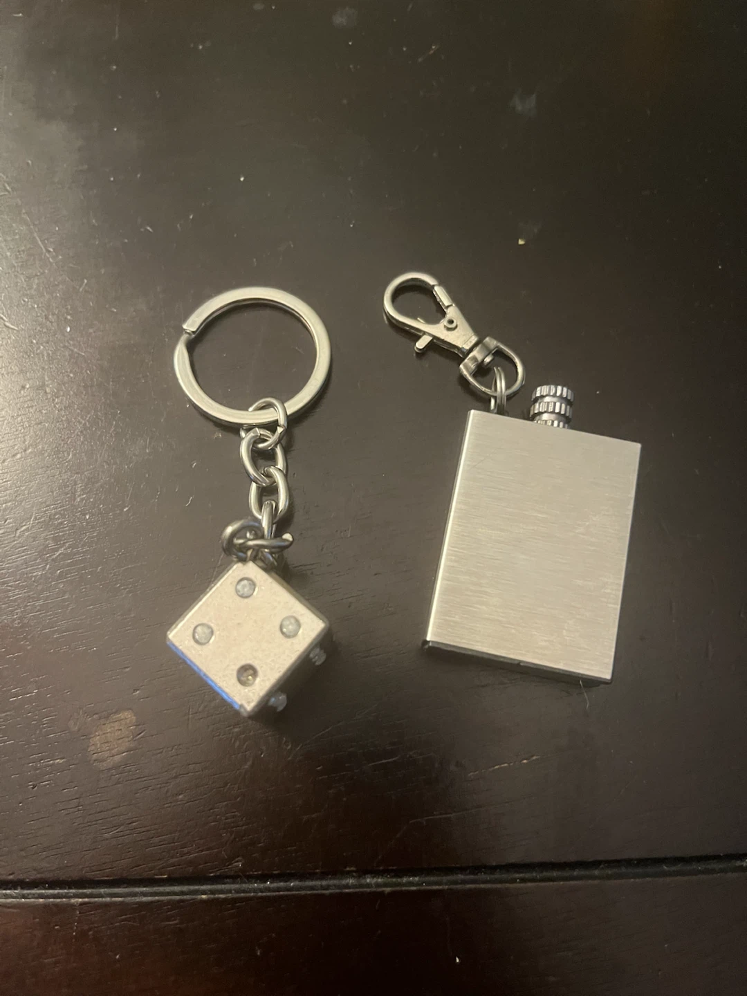Mini flask keychain and dice keychain set - photo 2