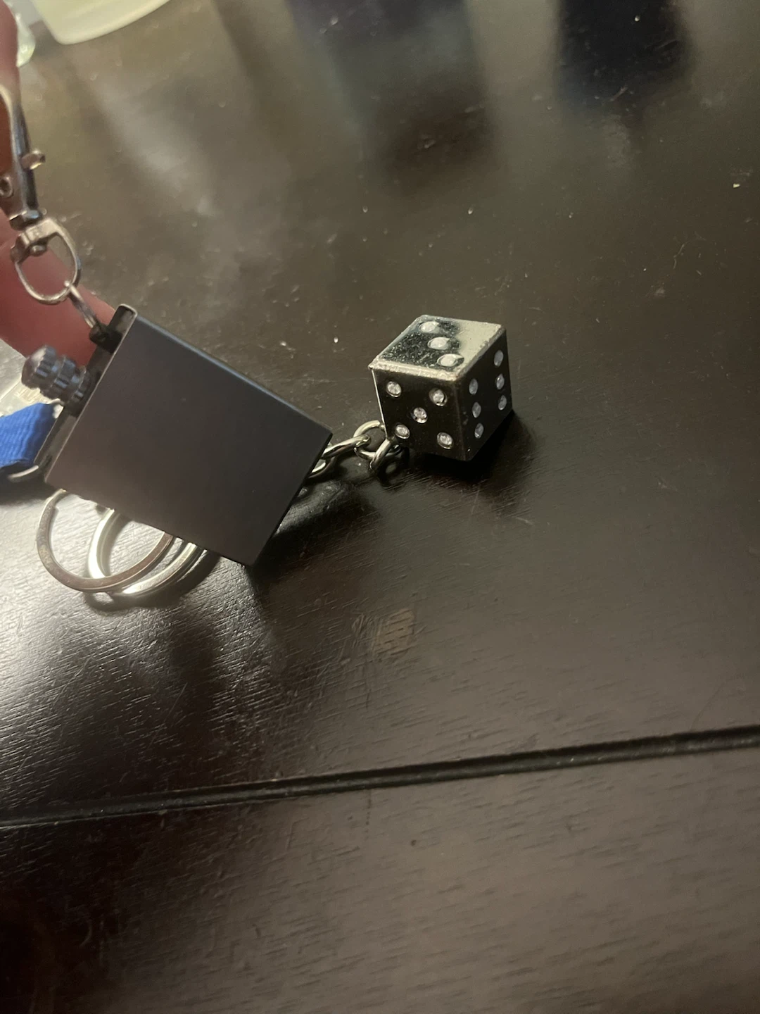 Mini flask keychain and dice keychain set - photo 3