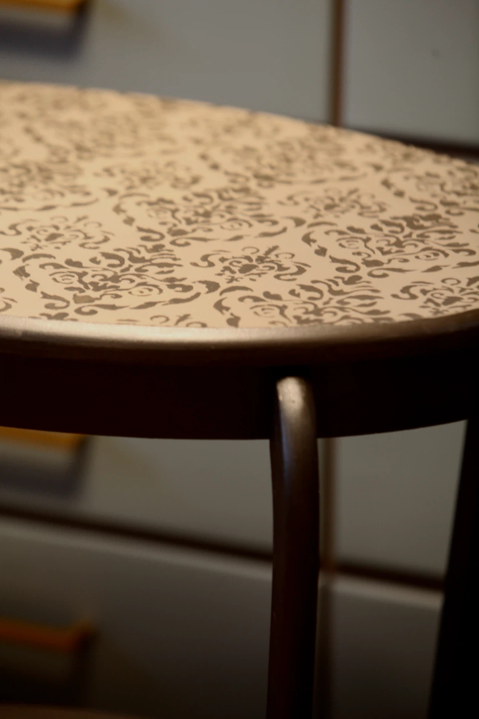 Damask Pattern Oval Side Table - photo 4