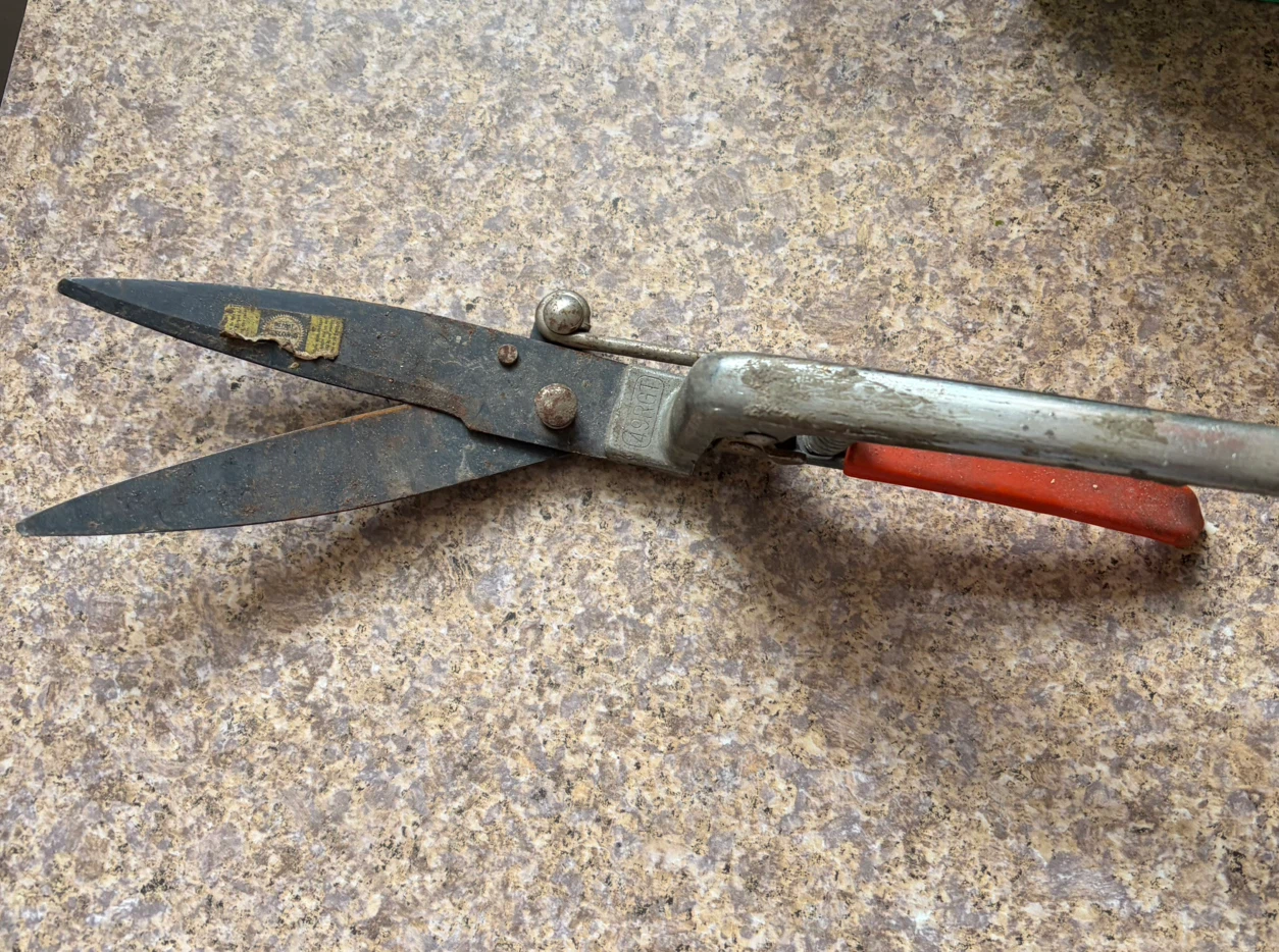 Vintage Metal Grass Shears - photo 2