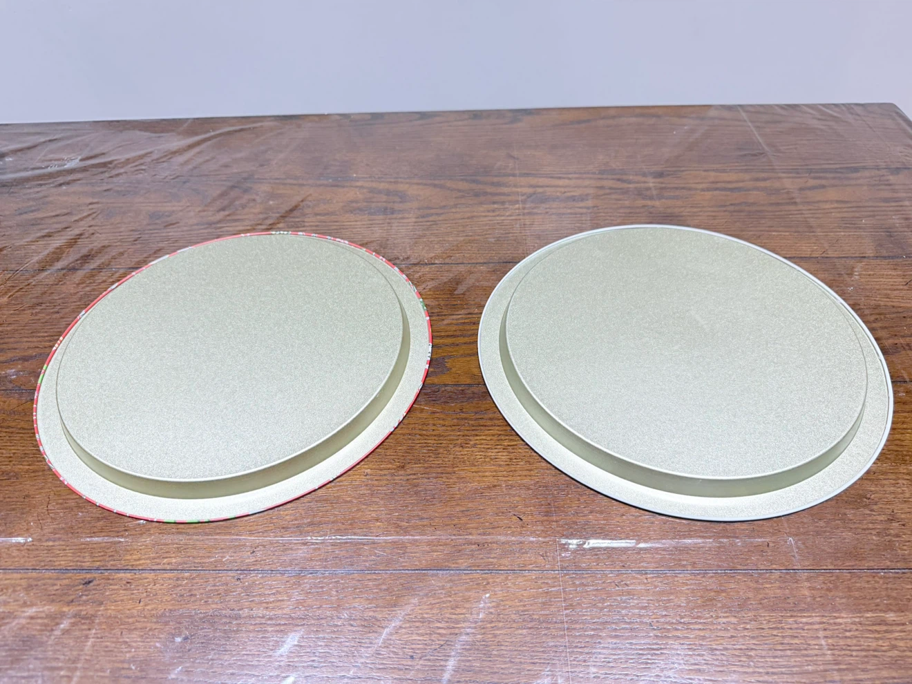 2 Round Christmas Trays - photo 3