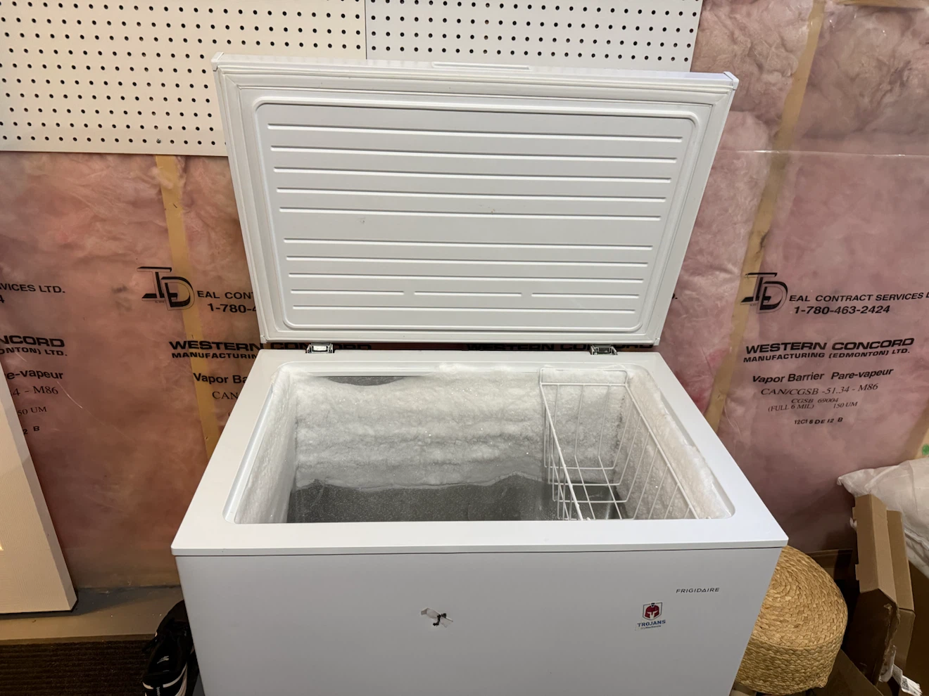 Frigidaire Chest Freezer White - photo 3