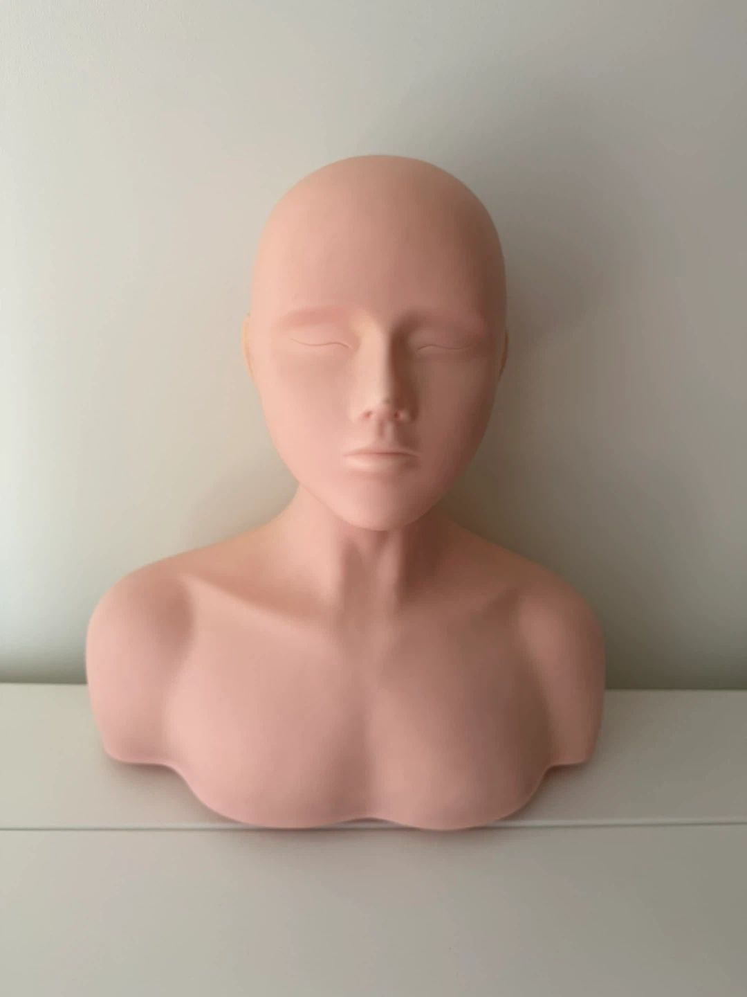 Mannequin head and shoulder display