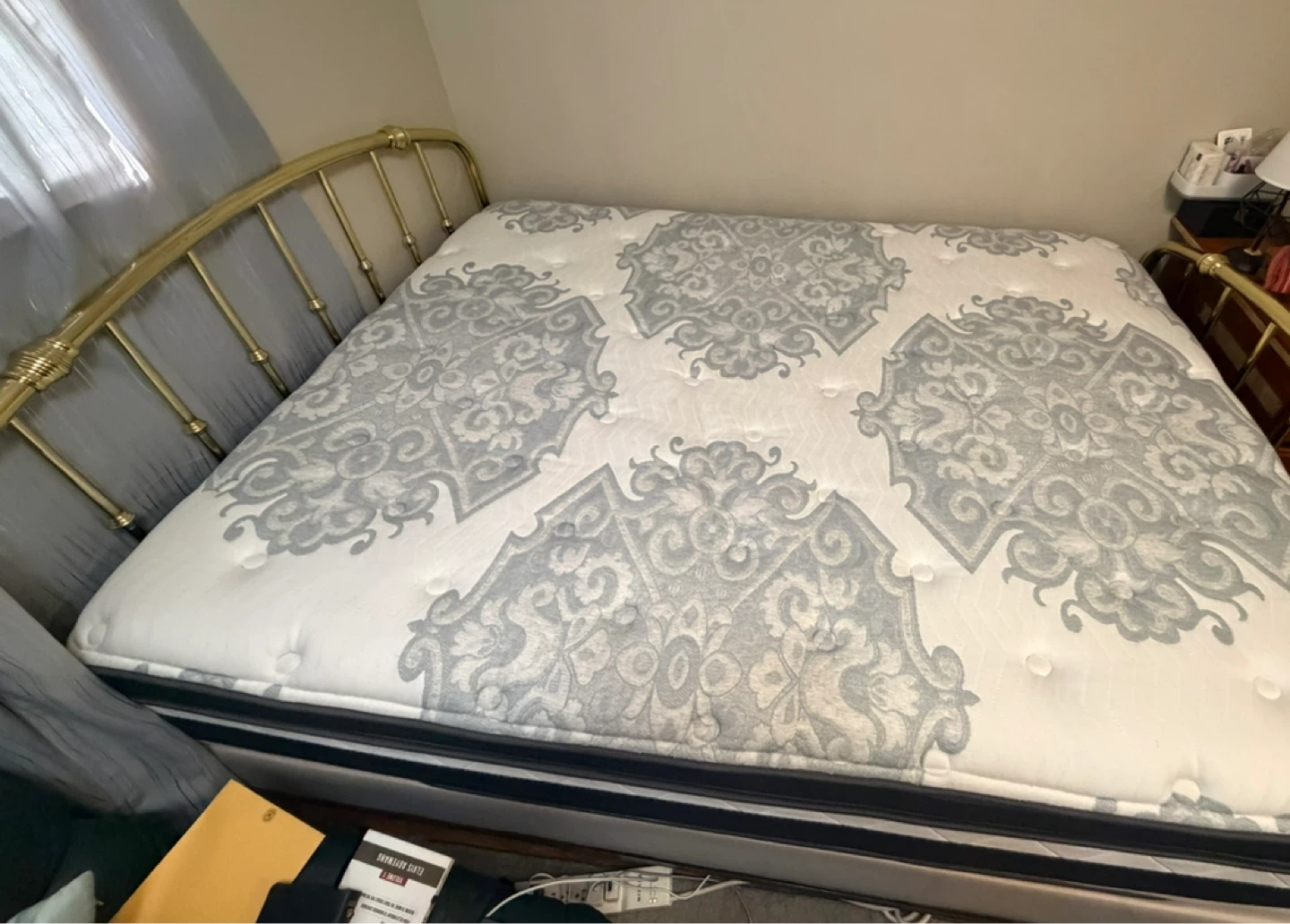 Double size mattress with gold-tone brass bed frame - photo 2