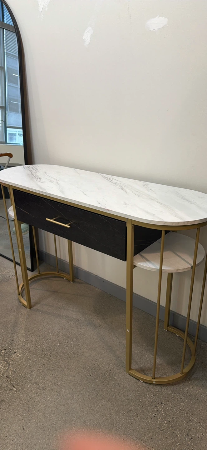 Manicure table