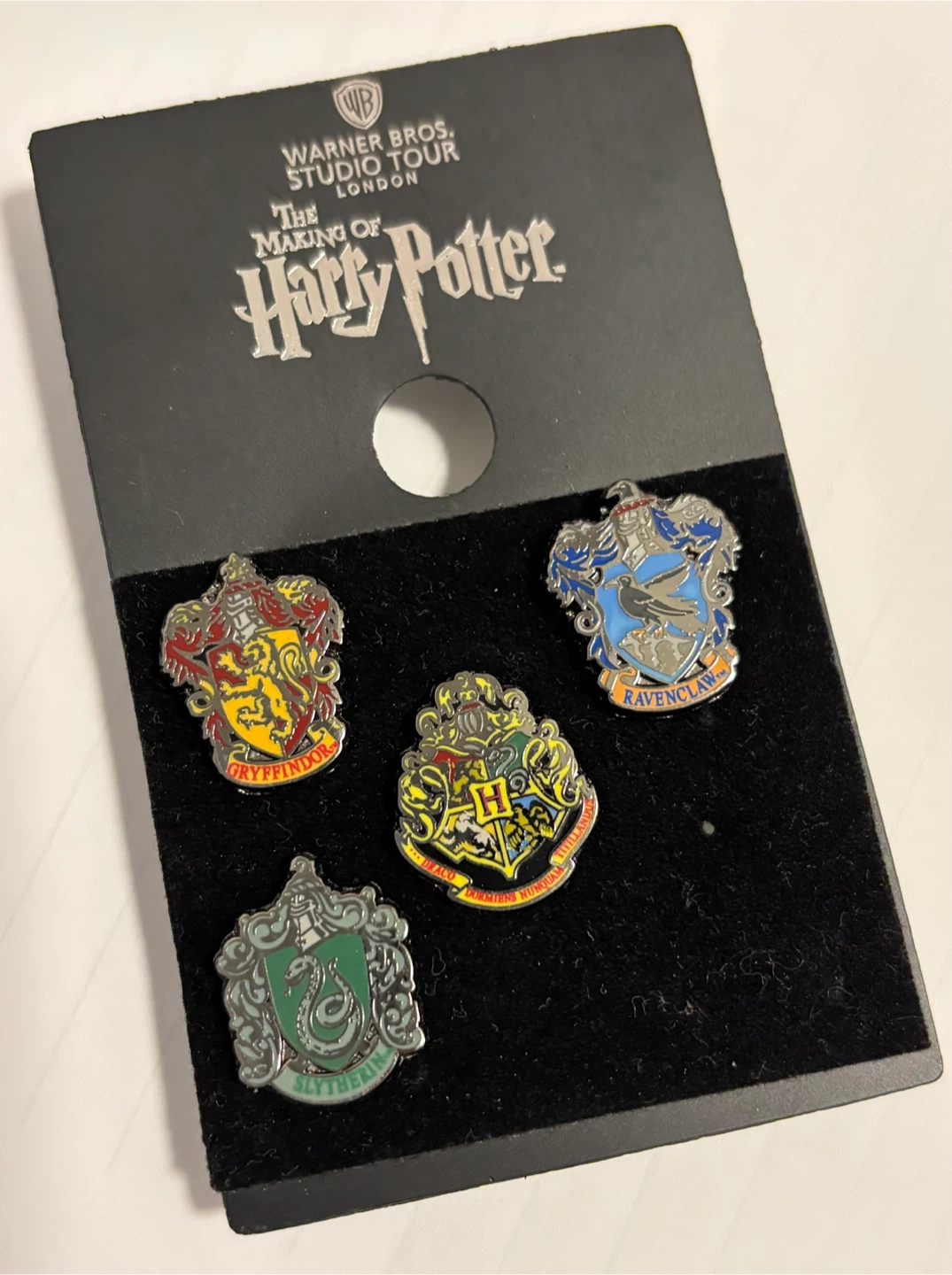 Harry Potter House Badge/Pin (Warner Bros. Studio London) - photo 2
