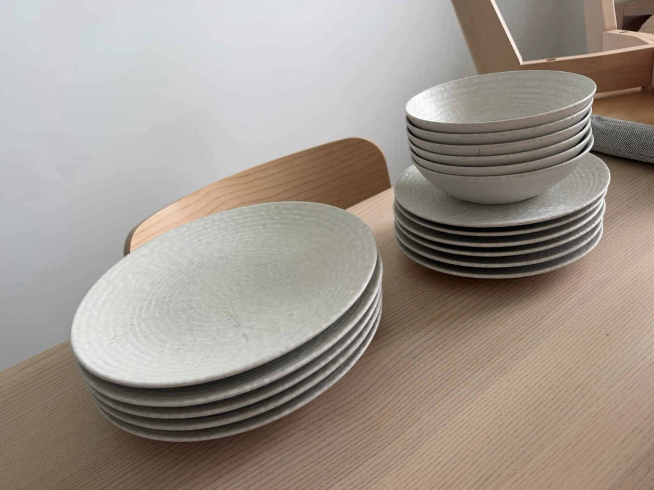 White Hammered-Texture Stoneware Dinnerware Set (16 pc)