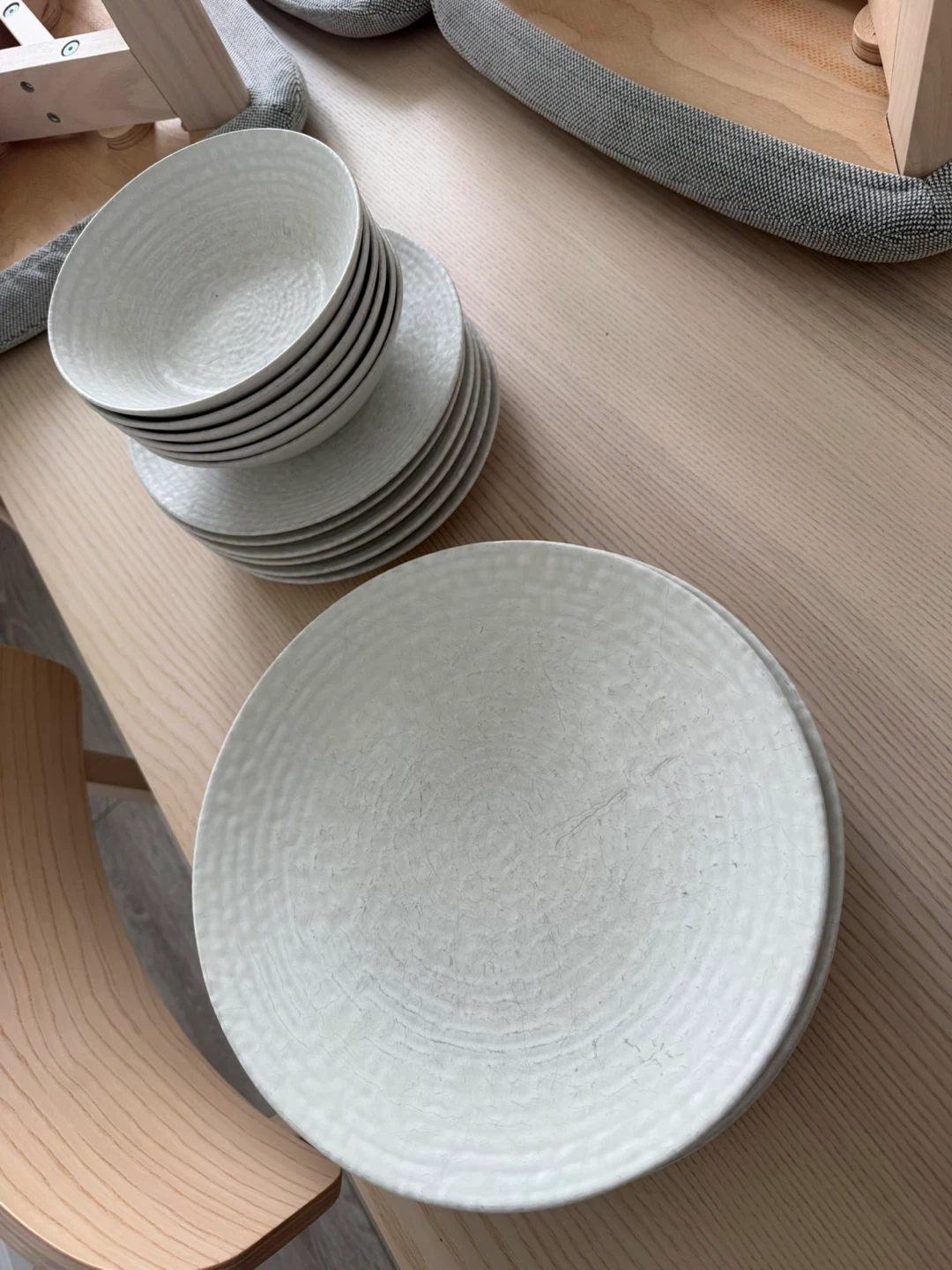 White Hammered-Texture Stoneware Dinnerware Set (16 pc) - photo 2