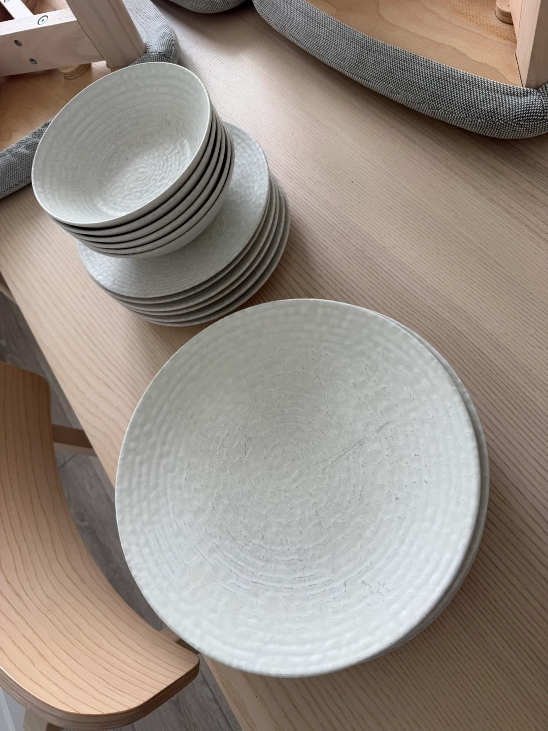 White Hammered-Texture Stoneware Dinnerware Set (16 pc) - photo 3