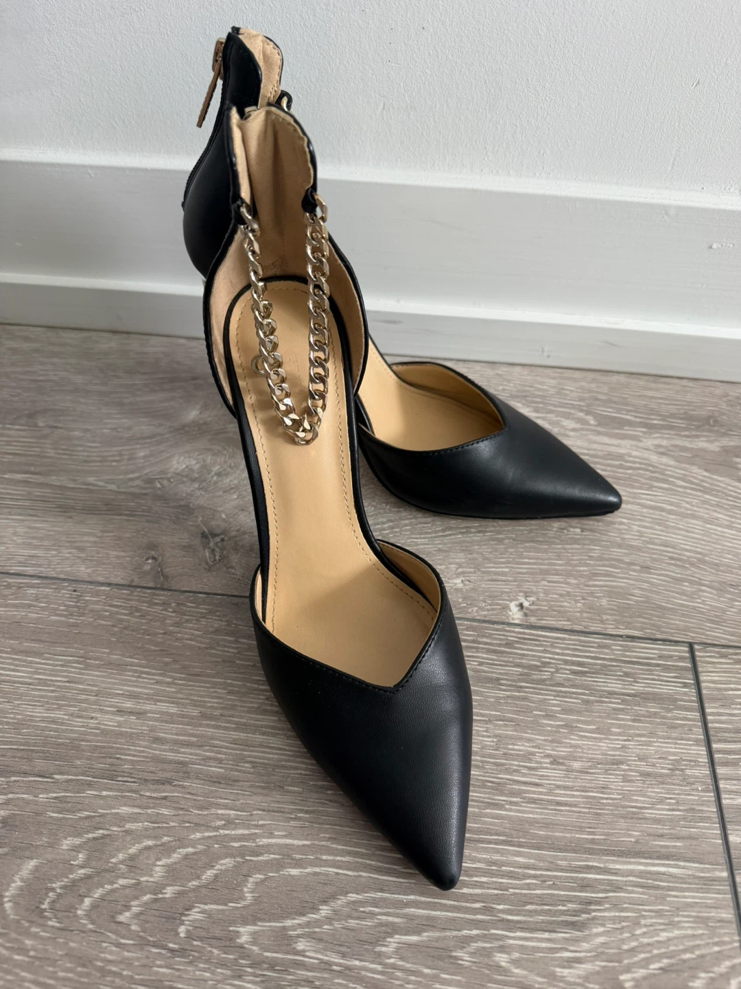 GUESS Black Pointed-Toe Heels