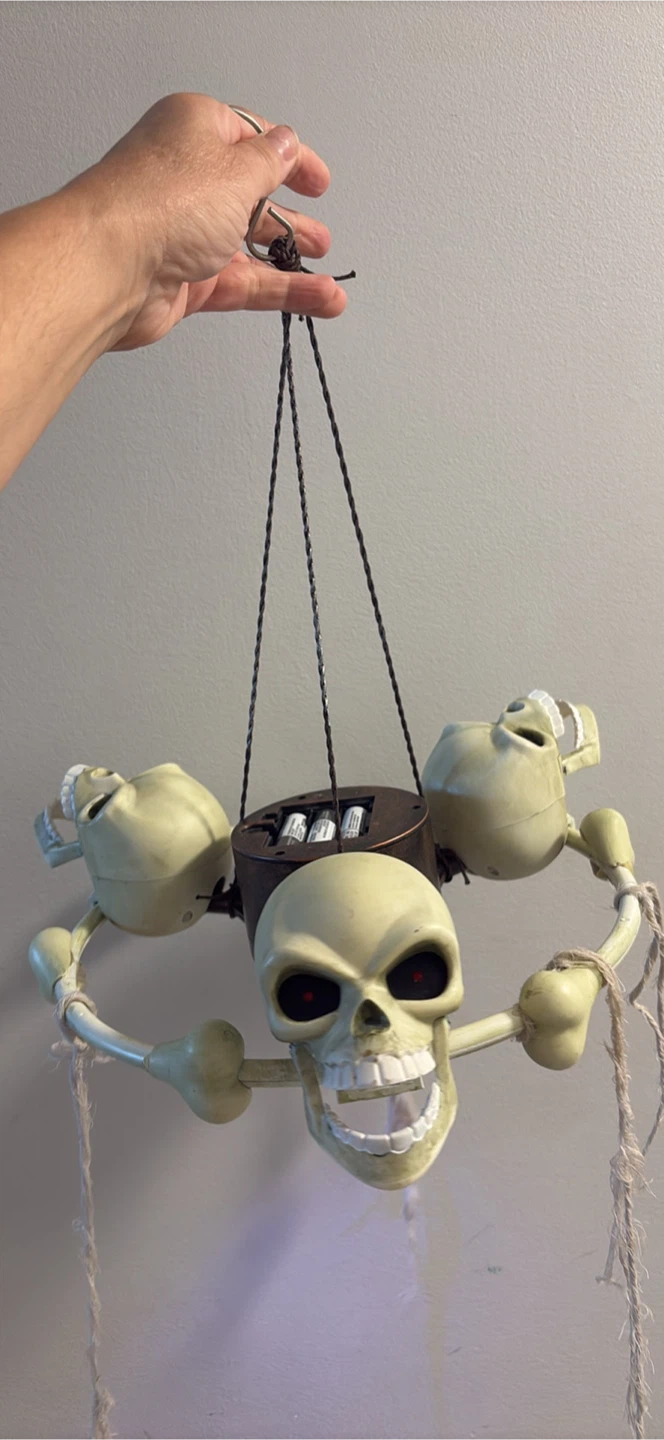 Haunted Skull Chandelier Halloween Decoration - photo 3