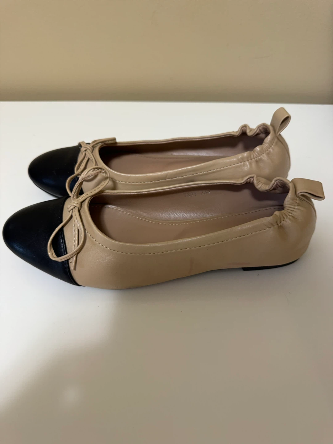 Two-tone beige and black ballet flats - photo 2