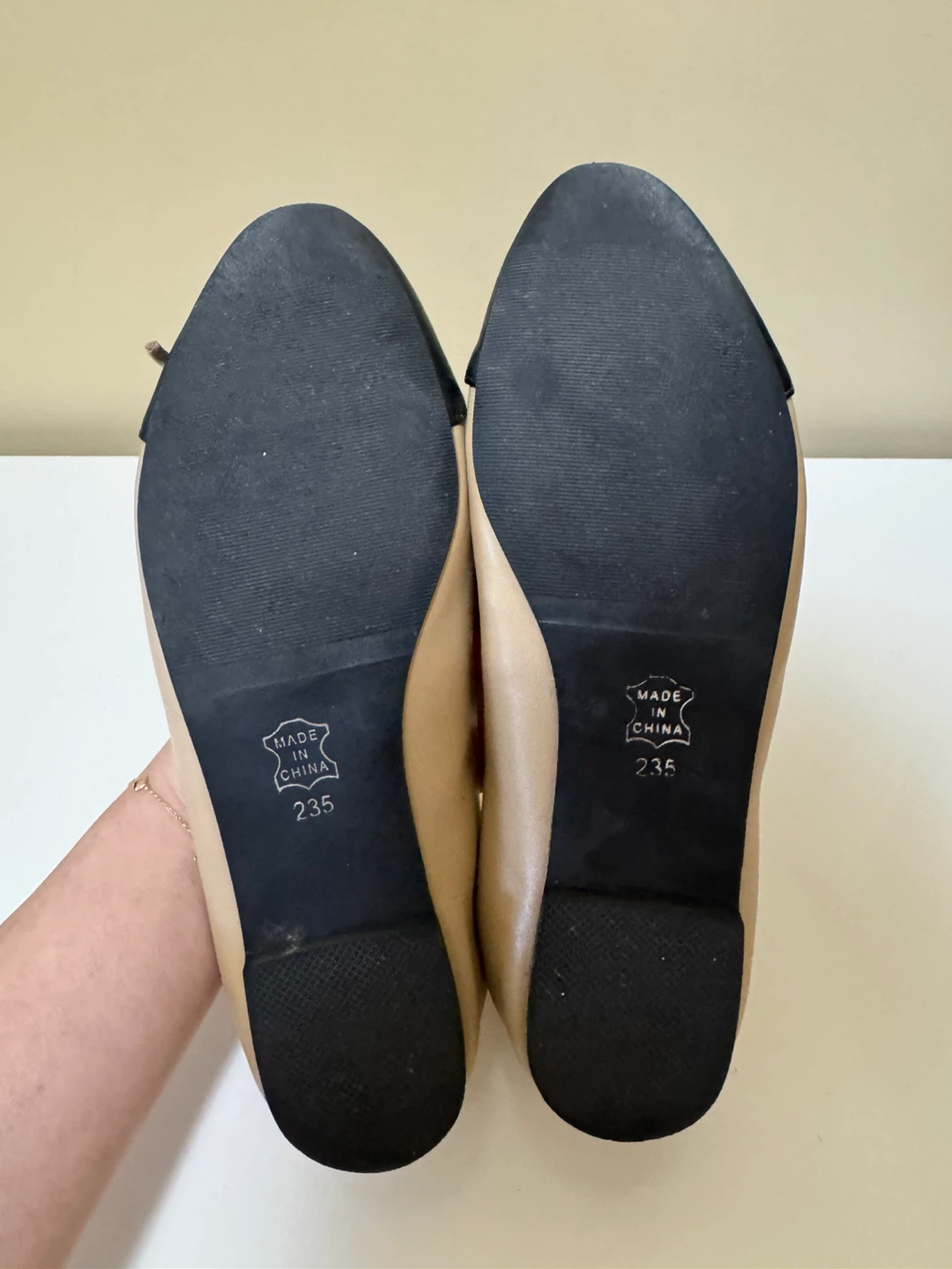 Two-tone beige and black ballet flats - photo 4