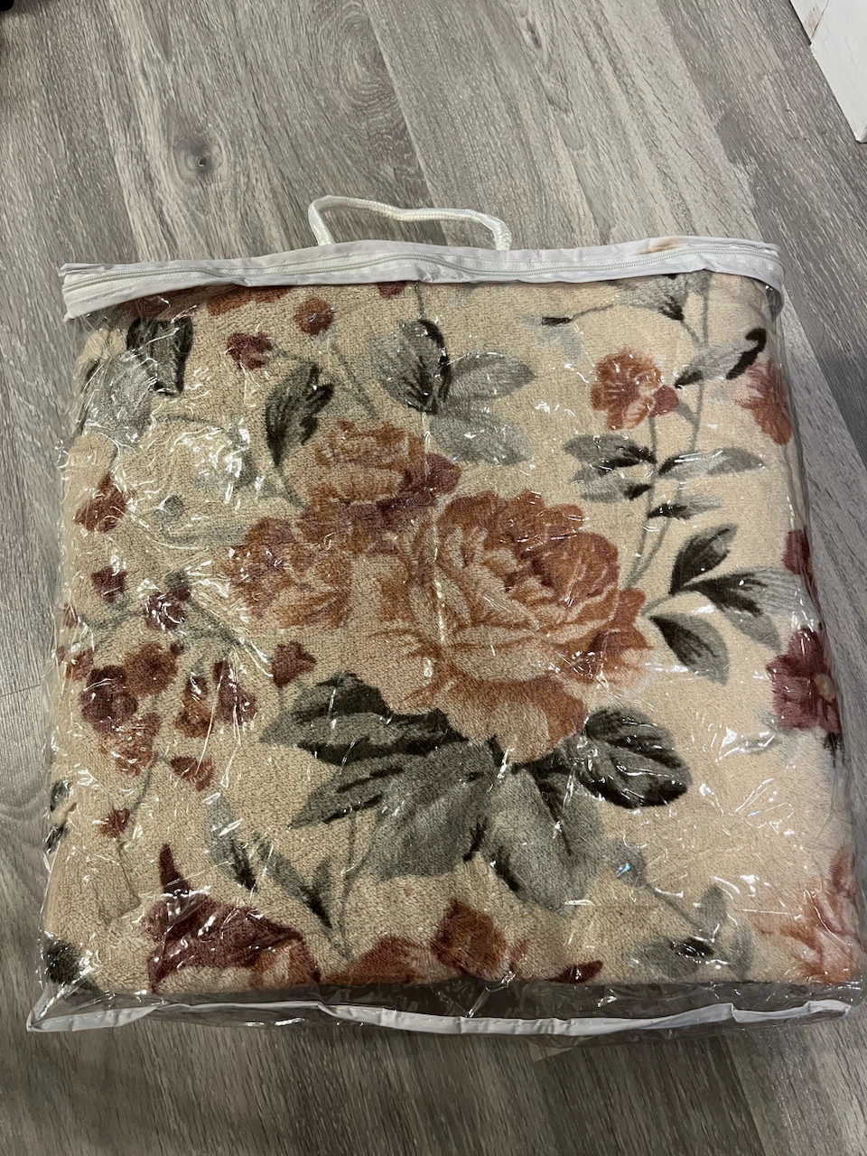Floral pattern fleece blanket