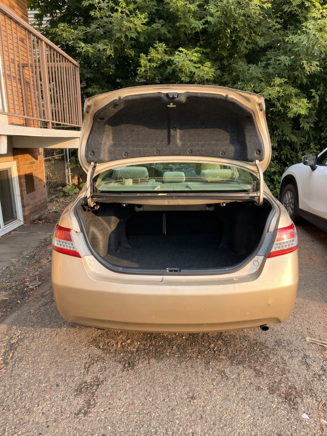 2010 Toyota Camry LE – Well Maintained - photo 3