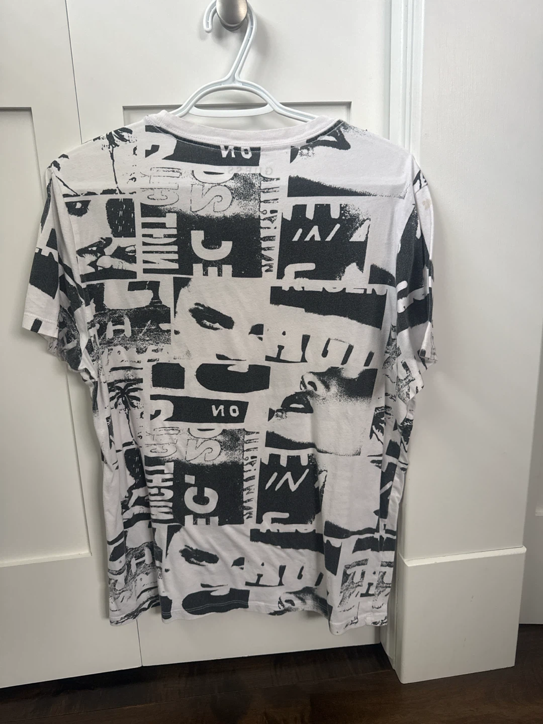 Guess Graphic Print T-Shirt - photo 2