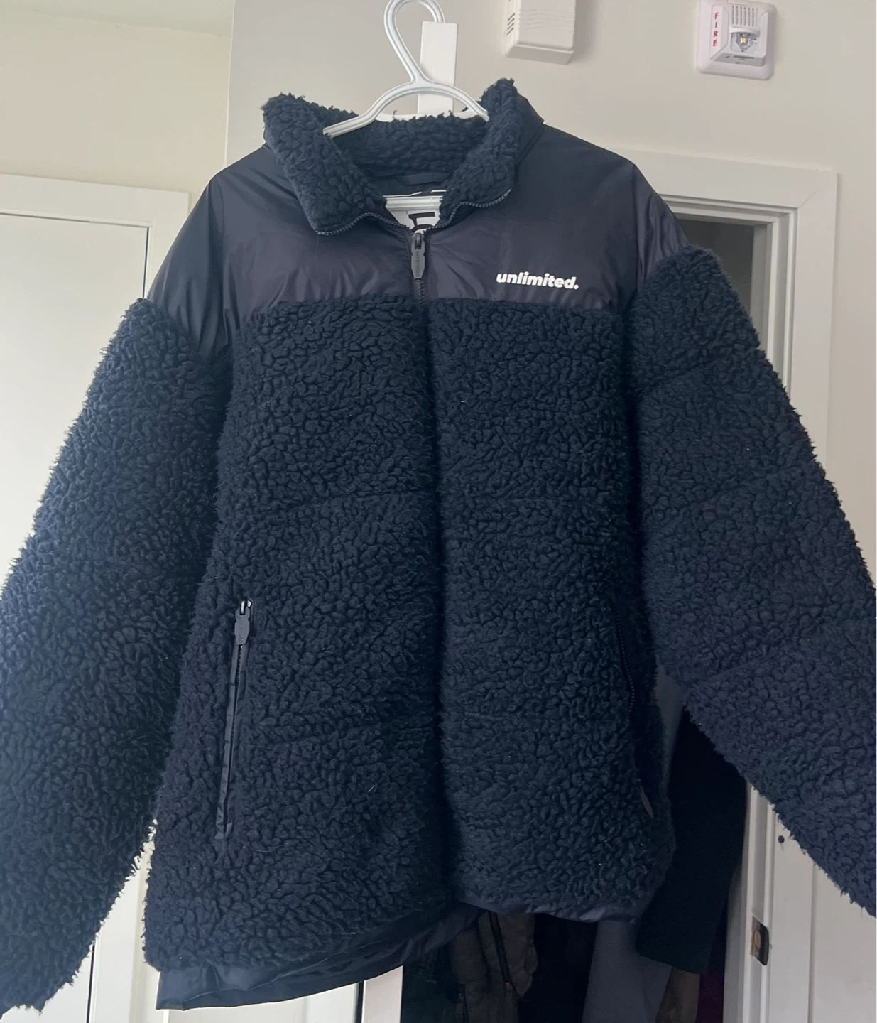 UN01 House Brand Black Sherpa Jacket - photo 2
