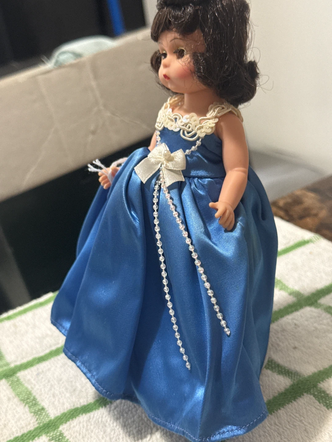 1998  centerpiece  Rose Festival Collectible  Porcelain Doll - photo 2