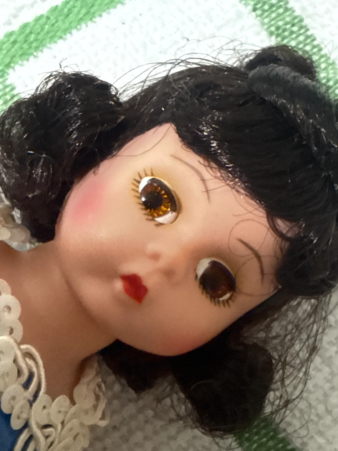 1998  centerpiece  Rose Festival Collectible  Porcelain Doll - photo 3