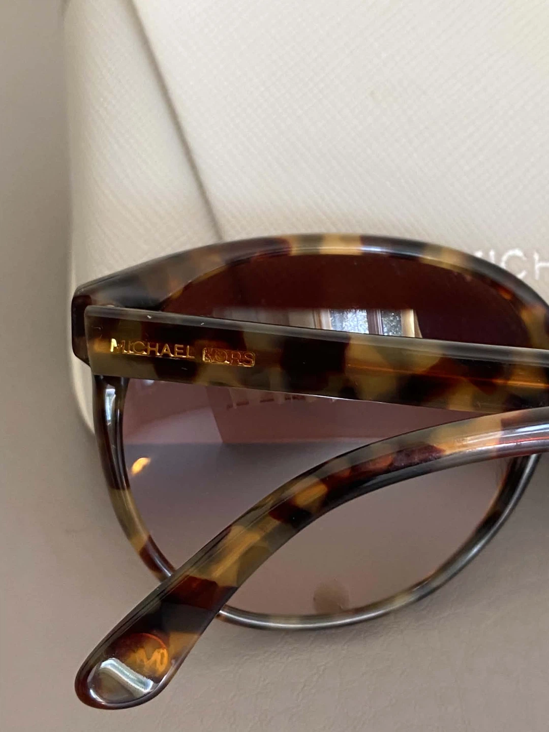 EUC- Authentic Michael Kors tortoiseshell Cat-eye sunglasses - photo 3
