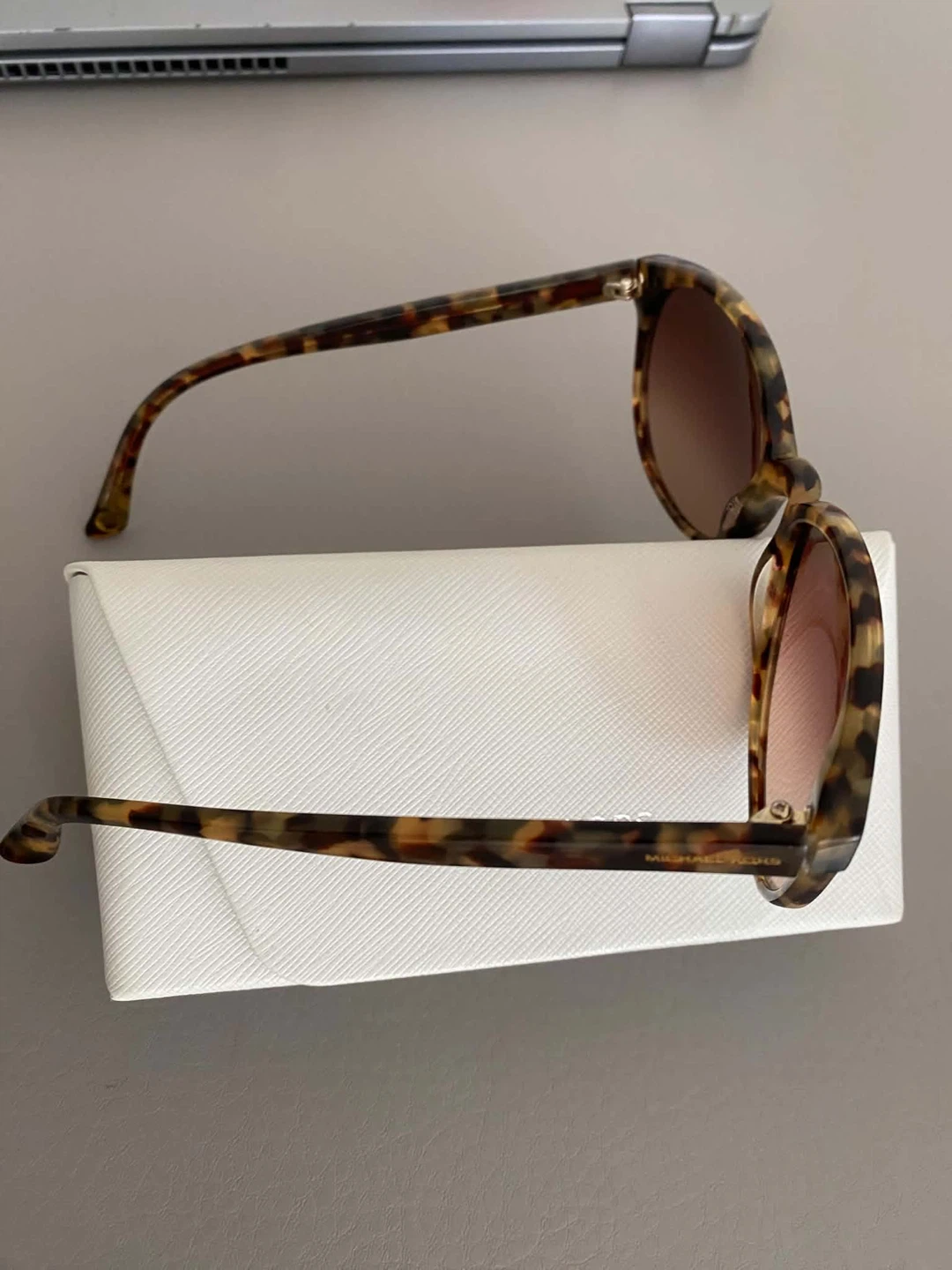 EUC- Authentic Michael Kors tortoiseshell Cat-eye sunglasses - photo 5