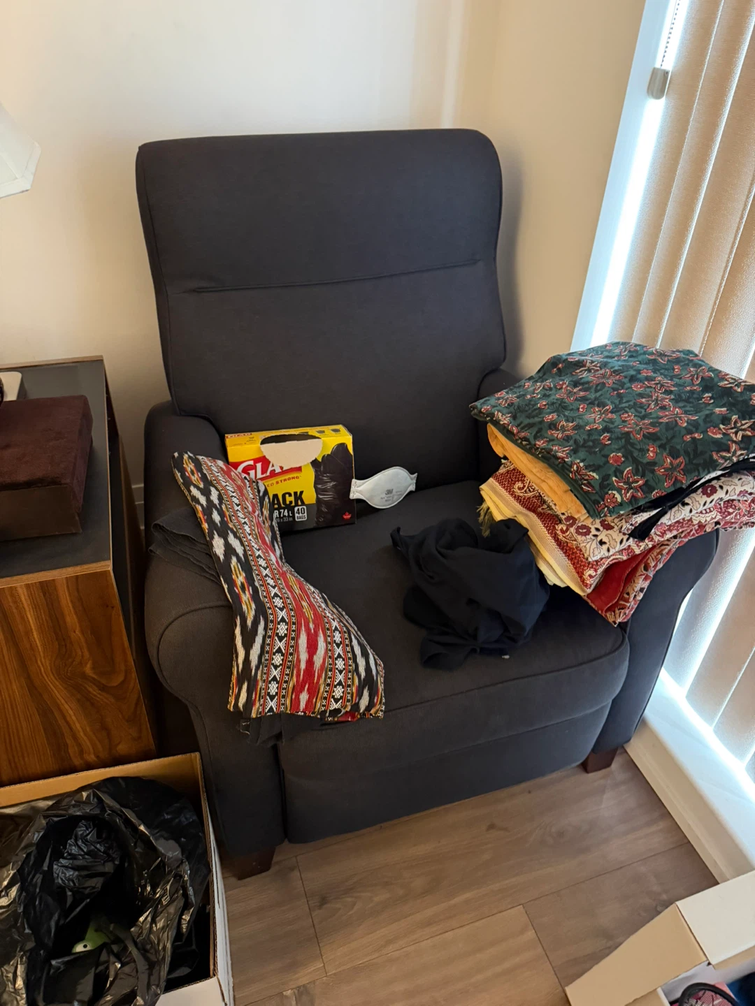 Looking to sell this furniture asap - photo 3