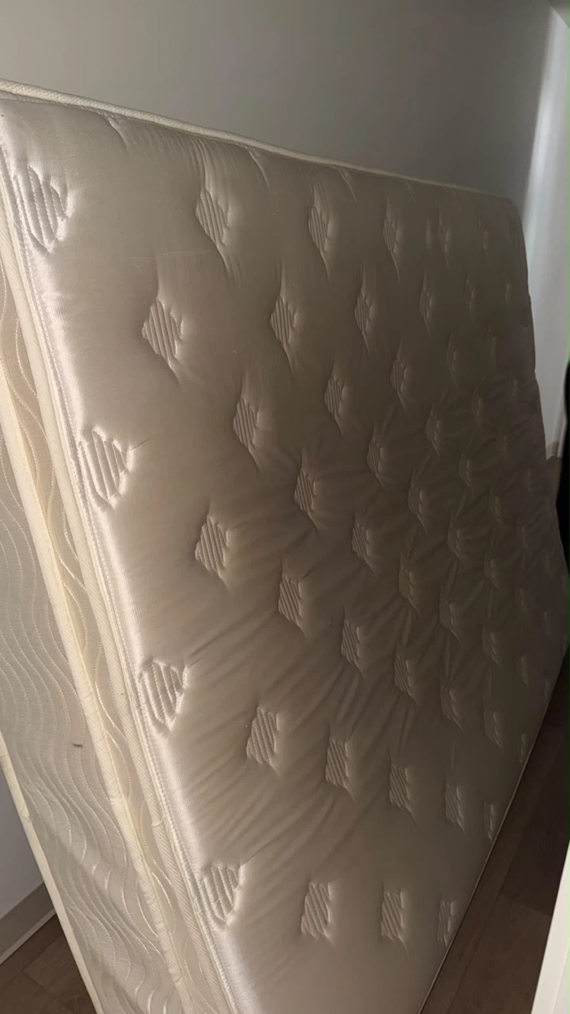 Queen white mattress - photo 2