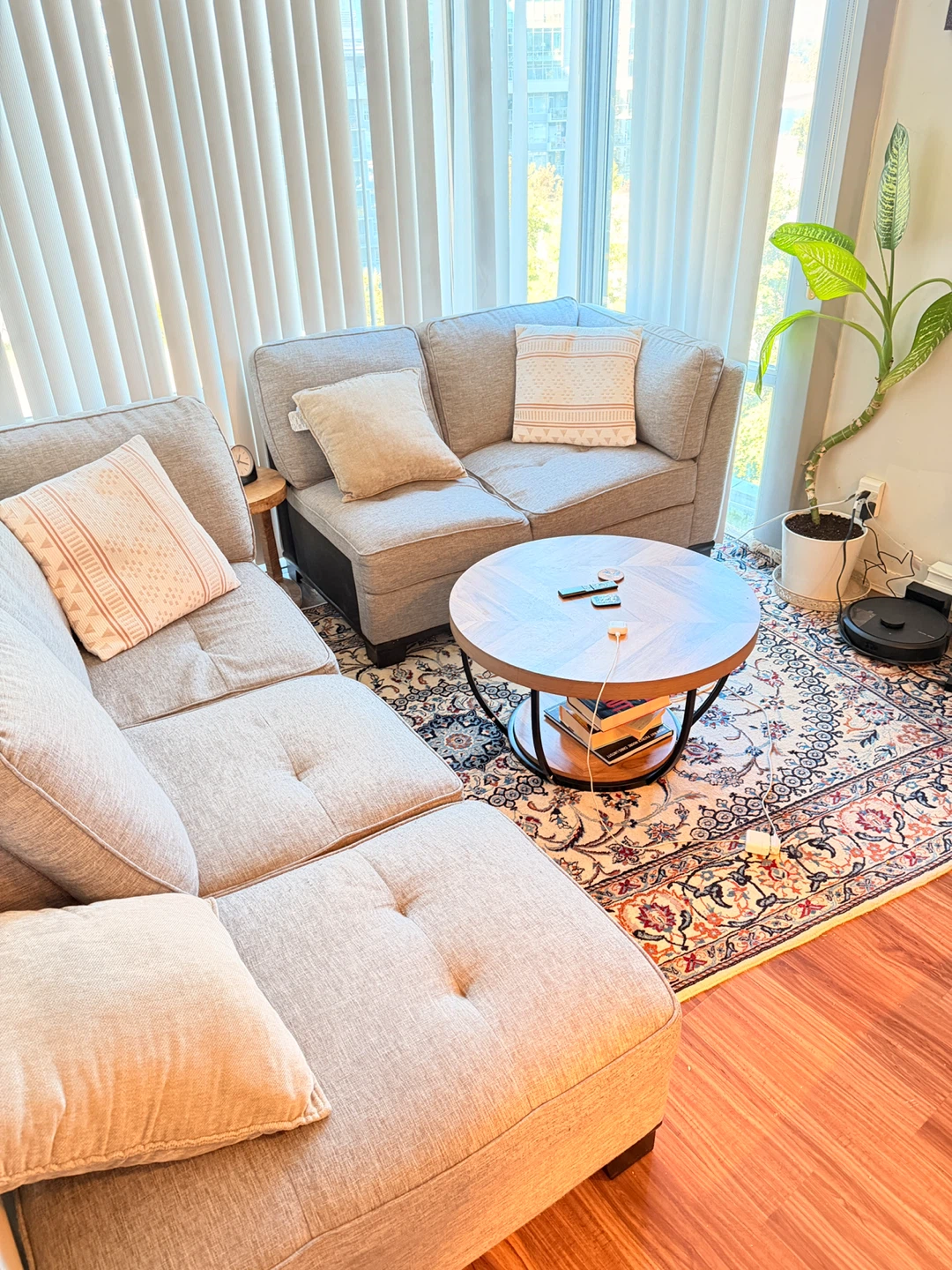 2-Piece Light Grey Sofa Set – Good Condition - photo 4