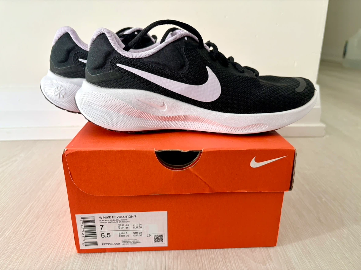 Womens Nike Revolution 7 - Size 7