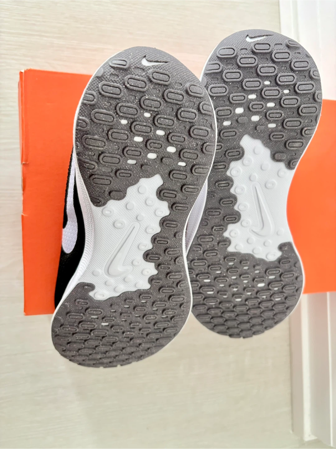 Womens Nike Revolution 7 - Size 7 - photo 2