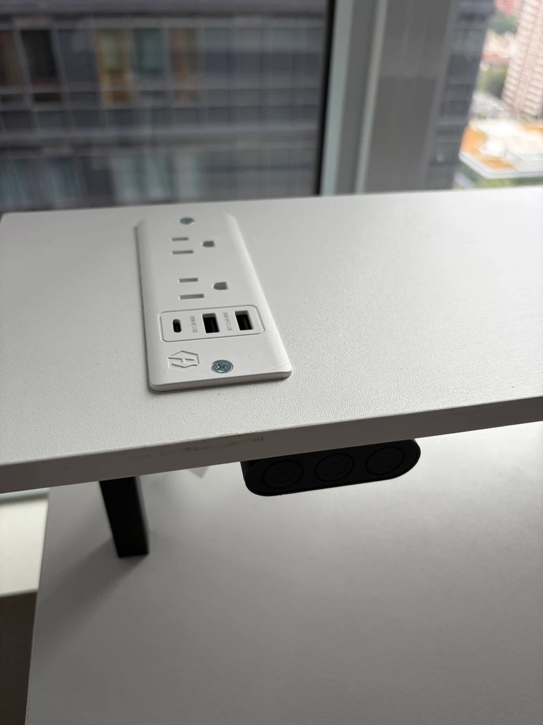 White Computer Desk with Built-in Charging - photo 3