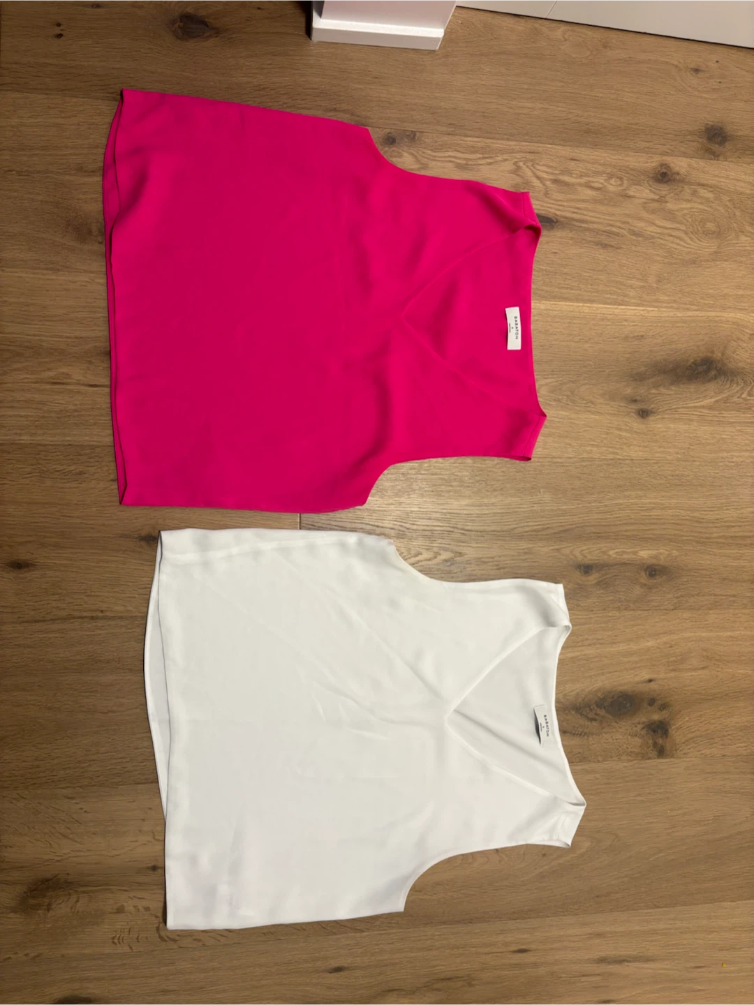 Babaton V-Neck Sleeveless Top