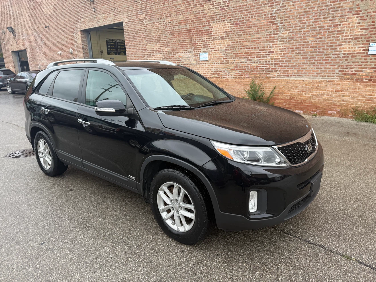 Black Kia Sorento SUV - photo 2