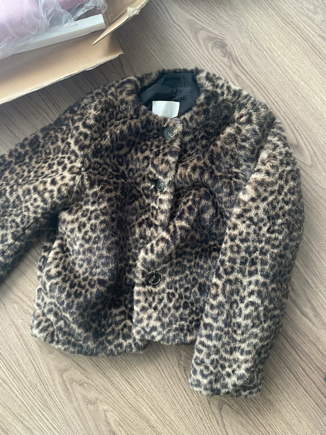 Like new) H&M Leopard Print Faux Fur Jacket