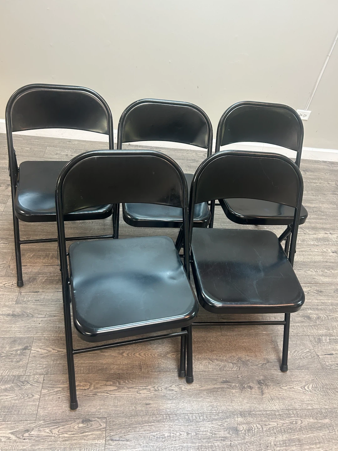 Folding Chairs / 25 in hand