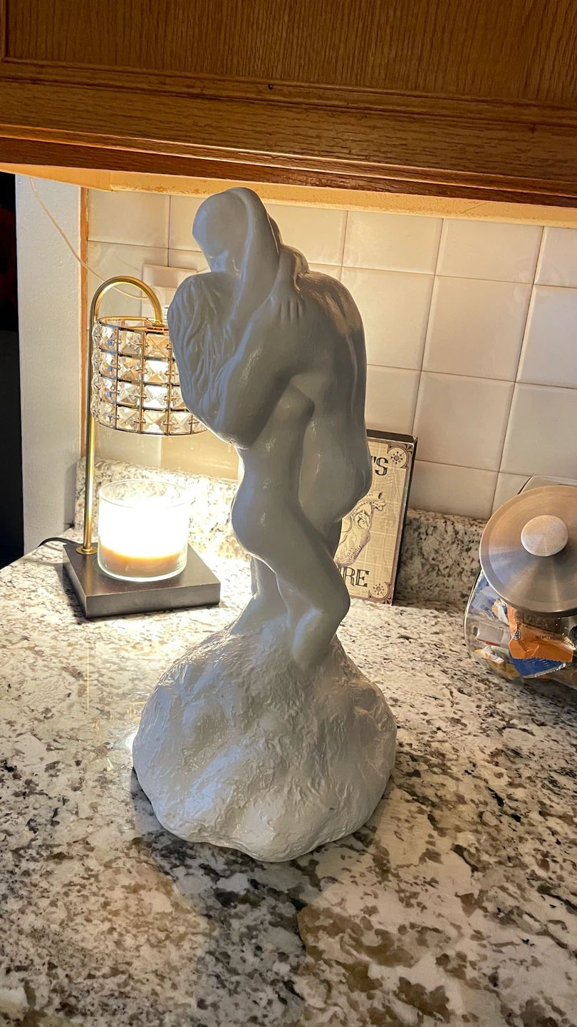 Handmade sculpture. 2 people kissing