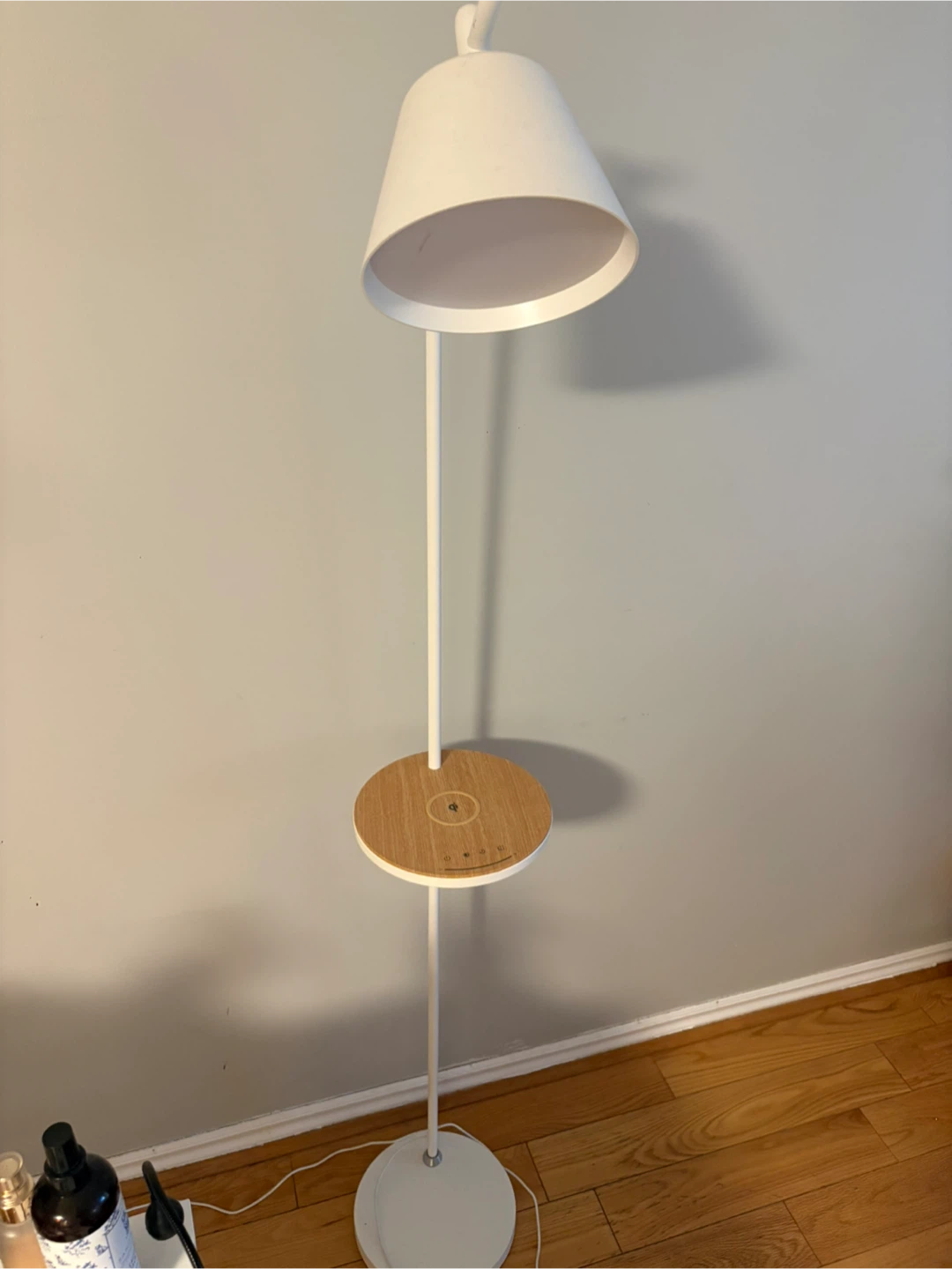 Floor lamp with wireless charging