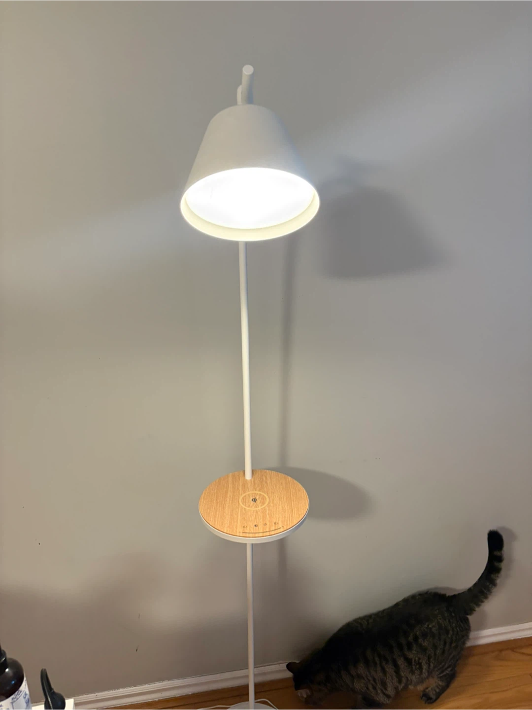Floor lamp with wireless charging - photo 2