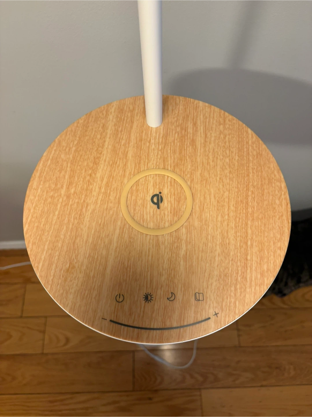 Floor lamp with wireless charging - photo 3