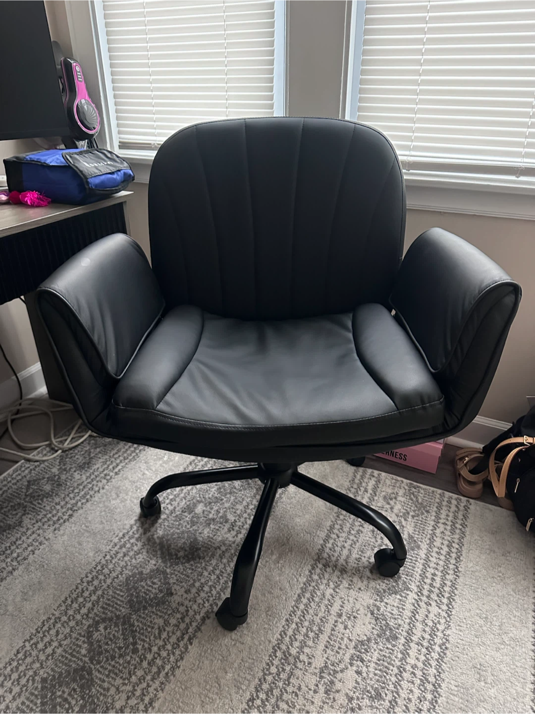 Vonilli Black PU Leather Swivel Office Chair