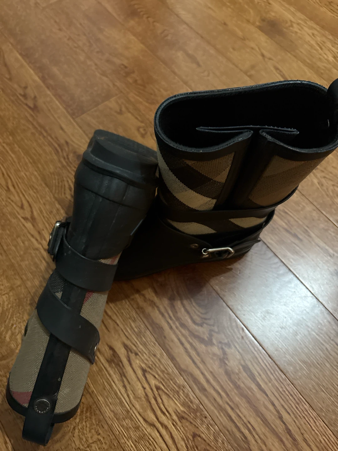 Burberry Black Rubber Boots - photo 5