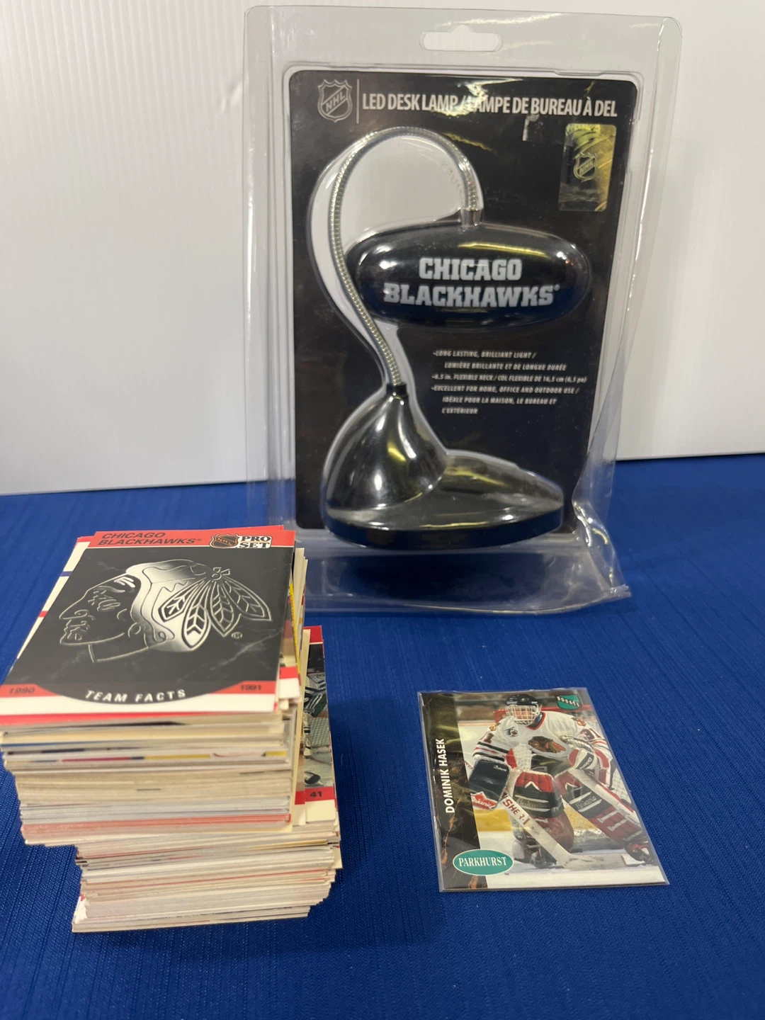 🏒 Blackhawks LED Desk Lamp  New + Huge Stack of FREE Cards