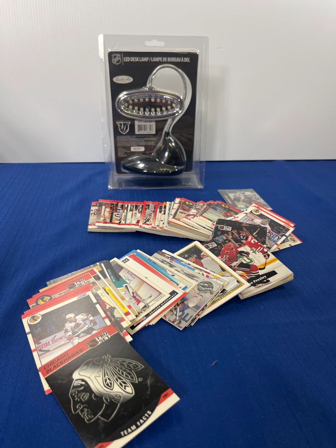 🏒 Blackhawks LED Desk Lamp  New + Huge Stack of FREE Cards - photo 5