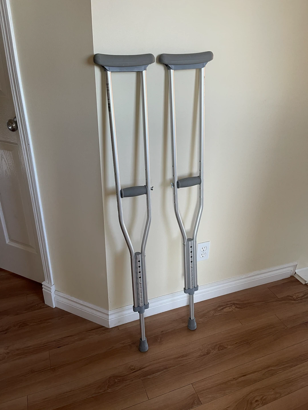 Adjustable Aluminum Crutches