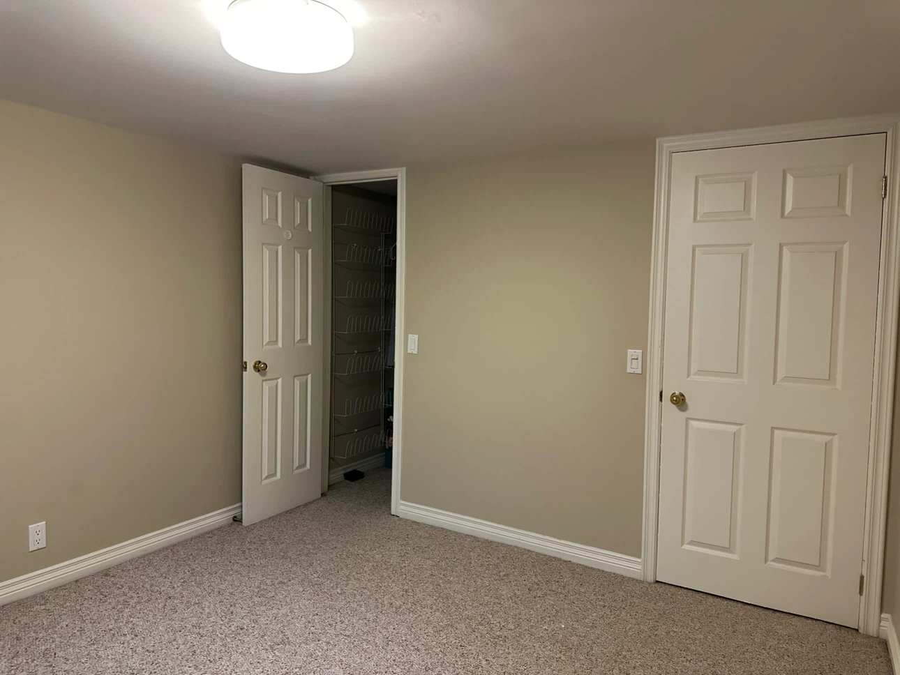 Basement apartment Bayview & St Clair - Leaside
